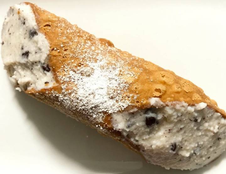 Cannolo siciliano relleno de ricotta. Foto: Belén Parra.