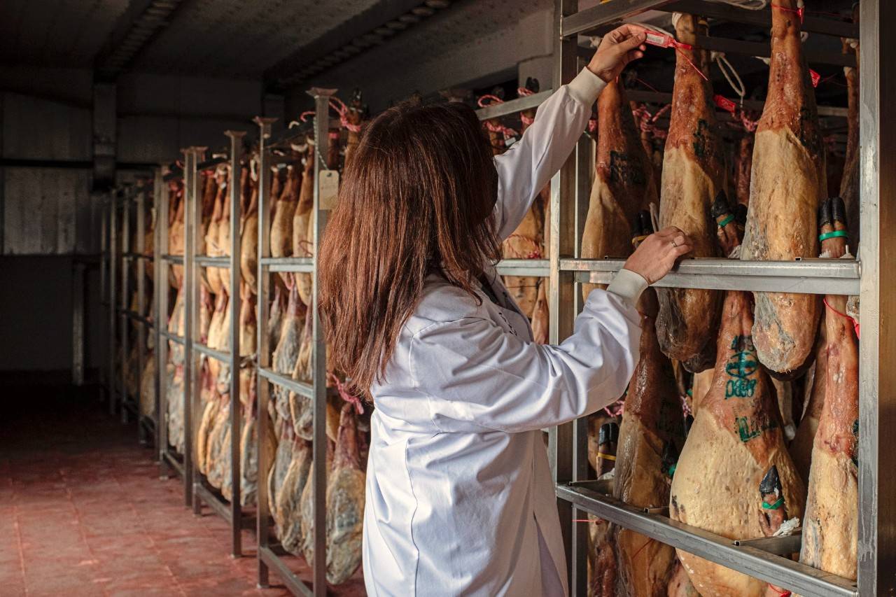 La maestría de hacer buenos jamones en la cuna del ibérico