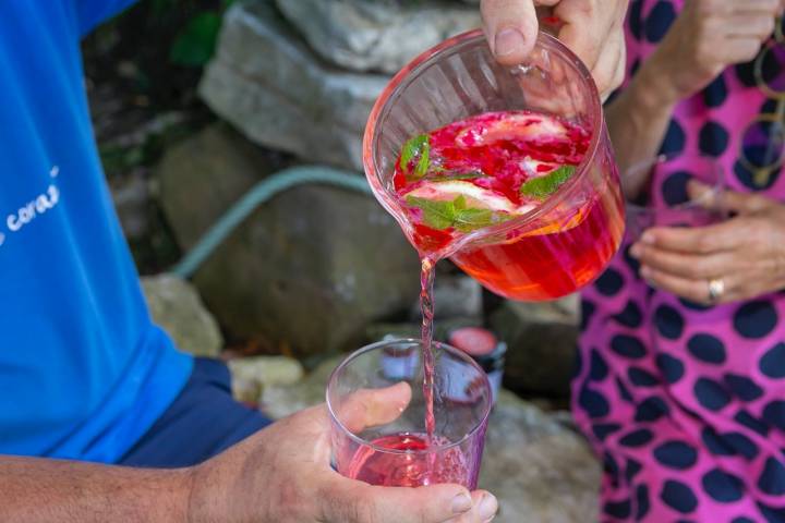 Una jarra de limonada con pétalos de rosas