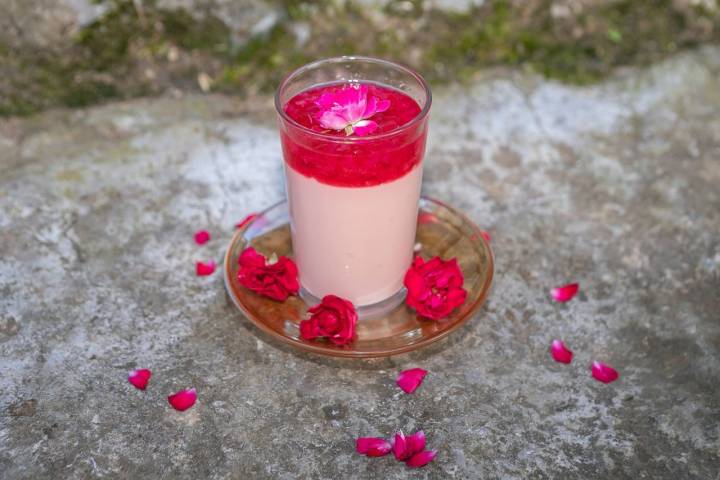 Postre con mermelada de pétalos rosas