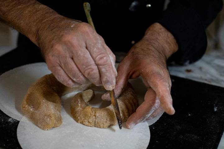 El pastelero da forma a la casca que algunos comparan con una anguila y otros con un dragón