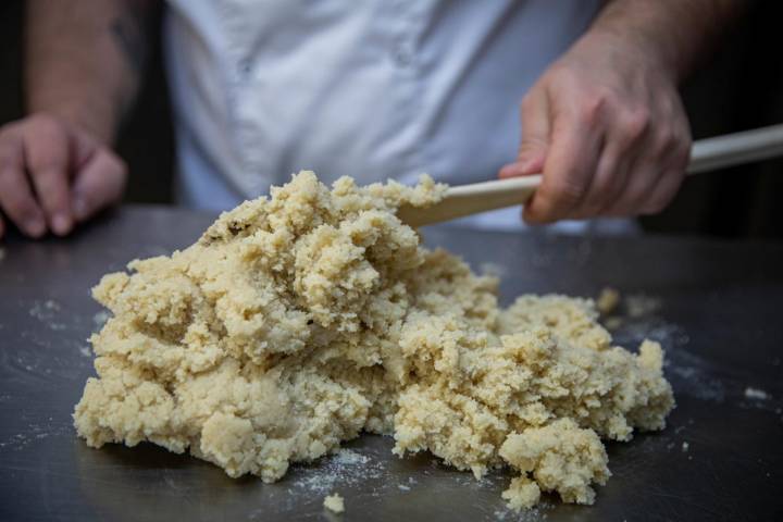 Preparando la masa en la Pastelería Raúl