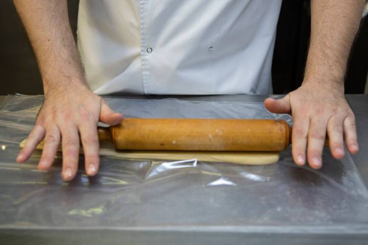 Preparando la masa con el rodillo.