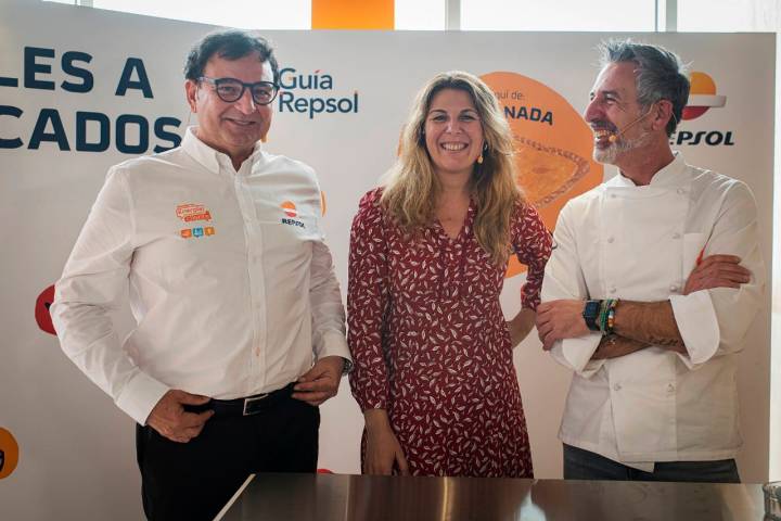 Marcelo Pisani, director de red de gestión directa de Repsol; María Ritter, directora de Guía Repsol; y Pepe Solla ('Casa Solla', 3 Soles Guía Repsol). Foto: Sofía Moro