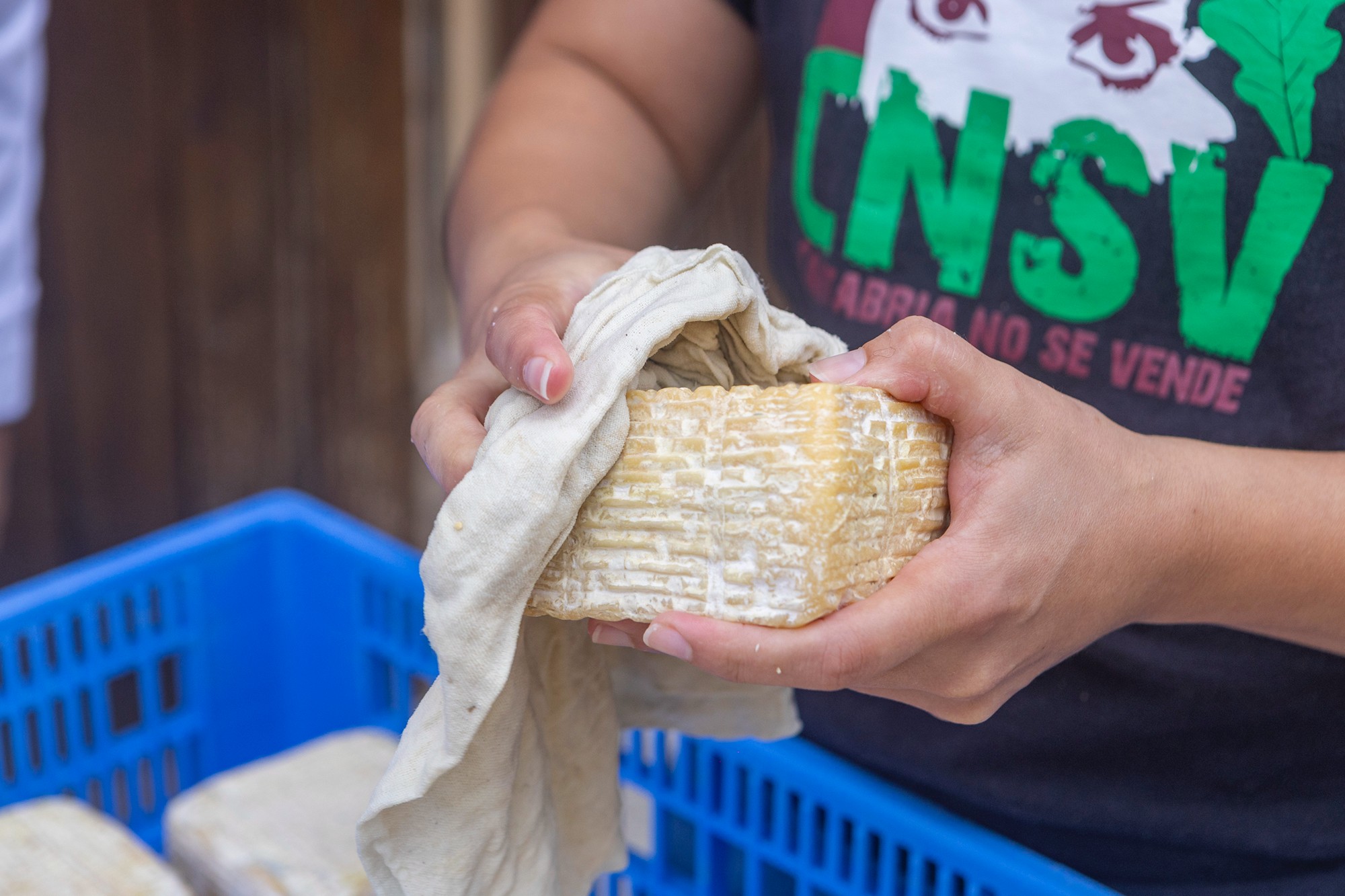 El queso Origen se lava con agua y sal.