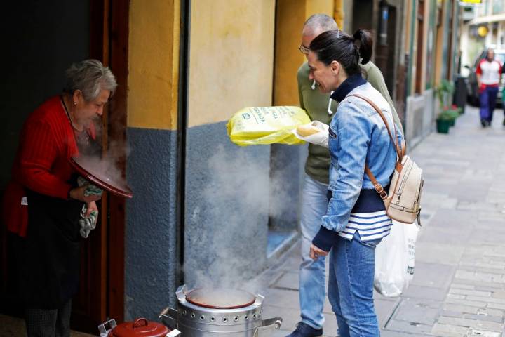 Vecinos de Balmaseda comparten sus guisos.