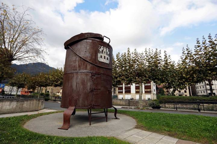 El monumento que homenajea a este guiso mide tres metros de altura.