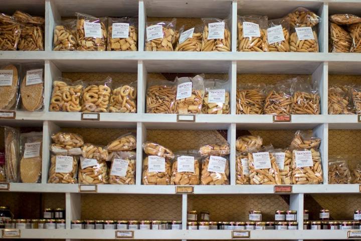 Cuesta decidirse ante tal diversidad de picos, galletas saladas y mini mermeladas.