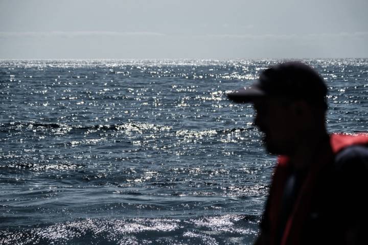 Silueta de un marinero de Aquanaria en el barco con el mar de fondo.