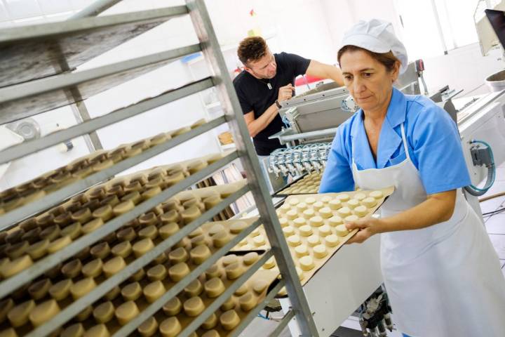 La fábrica de Germán Rodríguez también elabora tradicionales mantecados, además de soplillos.