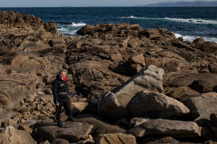 Mariscadoras Amas da Terra percebeira en rocas