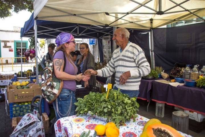 El agricultor Manolo Peláez despacha zumos naturales de fruta exprimida al momento.