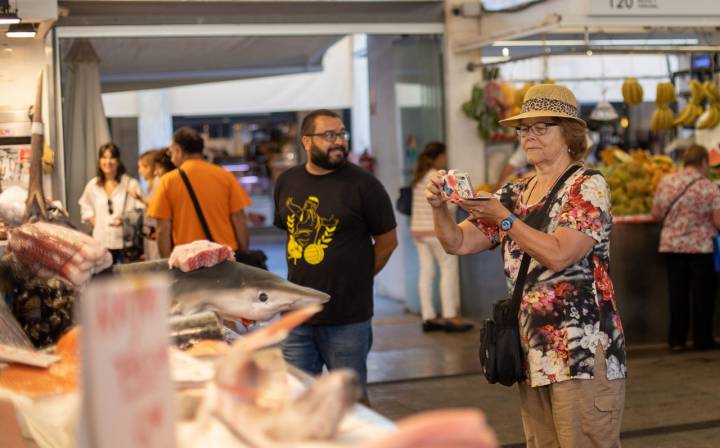 Los turistas nunca faltan, las piezas de grandes pescados son las que más fotos se llevan.