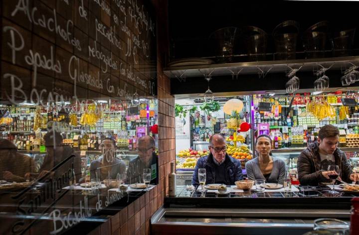 La barra del Central Bar, siempre llena.