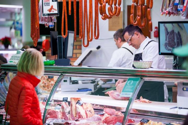 De los caseríos de la zona, las carnes van directas a 'Hermanos Etxezarreta'.