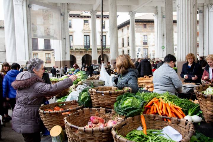 Mercado de Ordizia (Gipuzkoa): vista panorámica del mercado desde arriba