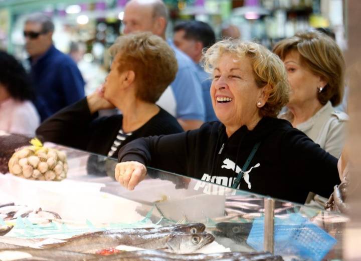 El mercado recibe el trasiego de jubilados, turistas y gente de todo tipo.