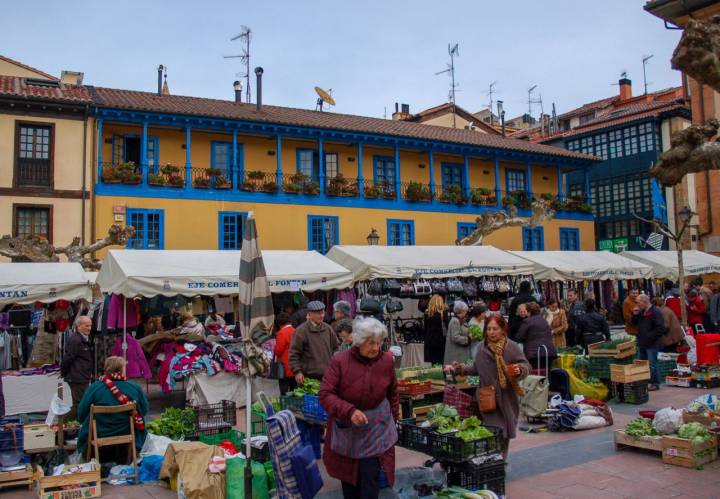 Los jueves y sábados en la plaza, paisanos y paisanas venden verduras con cajas en el suelo y básculas portátiles. Foto: Shutterstock.