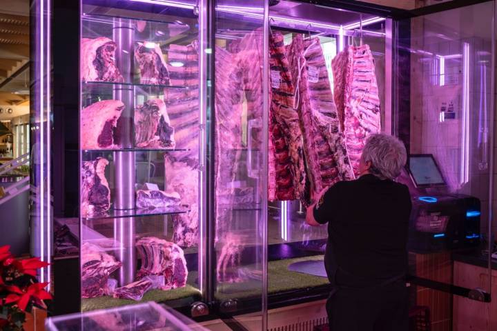 Uno de los trabajadores en una nevera con piezas de carne.