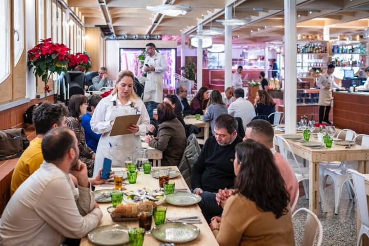 Algunas mesas del restaurante abarrotadas de gente.