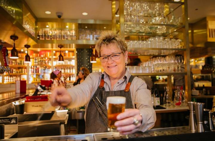 Mimi tirando la auténtica caña de España tras la barra de 'Bar Celona'.