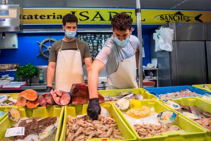 Mercat de VinarosEn el Mercat de Vinaròs, los hermanos Giner y Roger son los responsables de la peixateria 'Isabel', llamada así por su madre, donde el langostino es el rey.