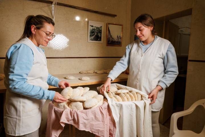 Lidia y Rócio , las dos hermanas que siguen con la tradición del horno de leña para la coción de los molletes en Puerto Serrano.