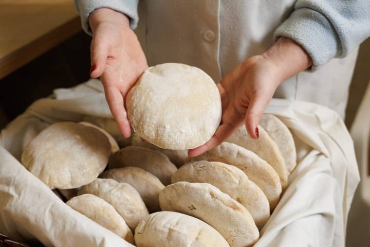 Lidia y Rócio , las dos hermanas que siguen con la tradición del horno de leña para la cocion de los molletes en Puerto Serrano, Cádiz