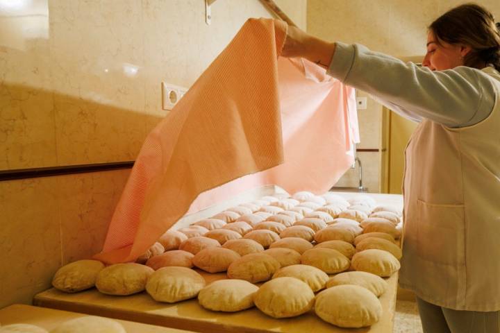 Lidia y Rócio , las dos hermanas que siguen con la tradición del horno de leña para la cocion de los molletes en Puerto Serrano, Cádiz