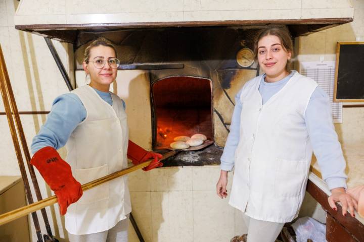 Lidia y Rócio , las dos hermanas que siguen con la tradición del horno de leña para la cocion de los molletes en Puerto Serrano, Cádiz