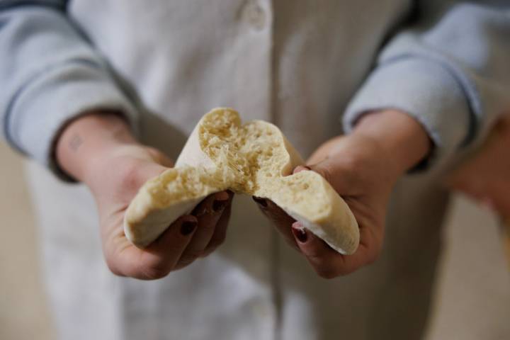 Lidia y Rócio , las dos hermanas que siguen con la tradición del horno de leña para la cocion de los molletes en Puerto Serrano, Cádiz