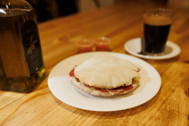 El mollete con jamón listo para degustar.