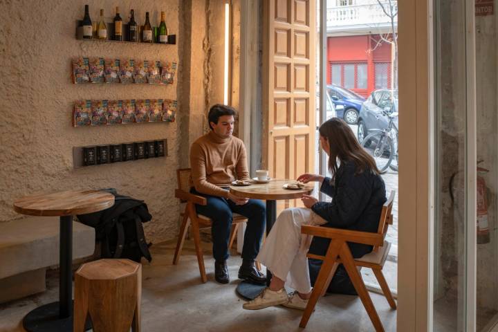 Estéticamente, el local llama la atención por su luminosidad y decoración industrial.