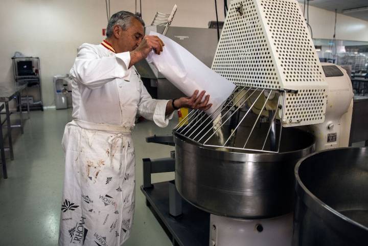 Paco Torreblanca echa la harina italiana molina en molino de piedra, el único ingrediente que no es nacional, en la amasadora.