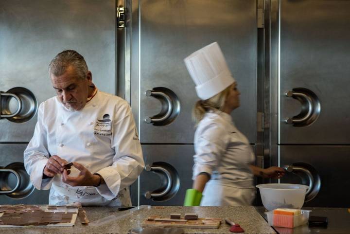 Torreblanca trabaja el chocolate para hacer bombones mientras se sube el panettone.