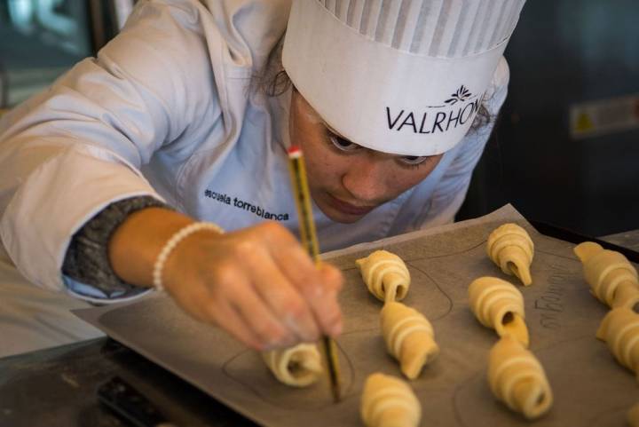 Una alumna trata de emular los crujientes croissants de su profesor.