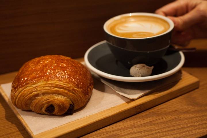 En el local, se sirve café y bollería para el que lo desee.