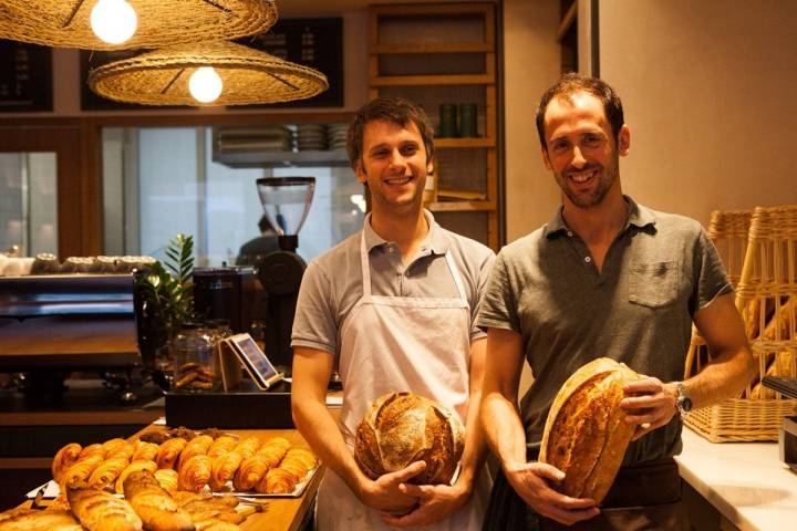 Los hermanos Miragoli, al frente de la panadería.