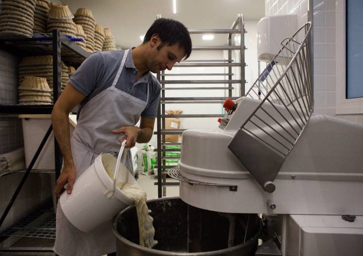 El trabajo para empezar a preparar el pan arranca a las 4 de la madrugada.