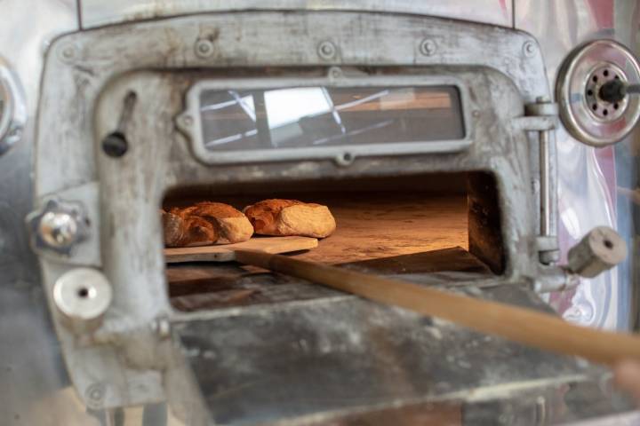 El horno, artesano, consume 2.000 kilos de leña por semana.