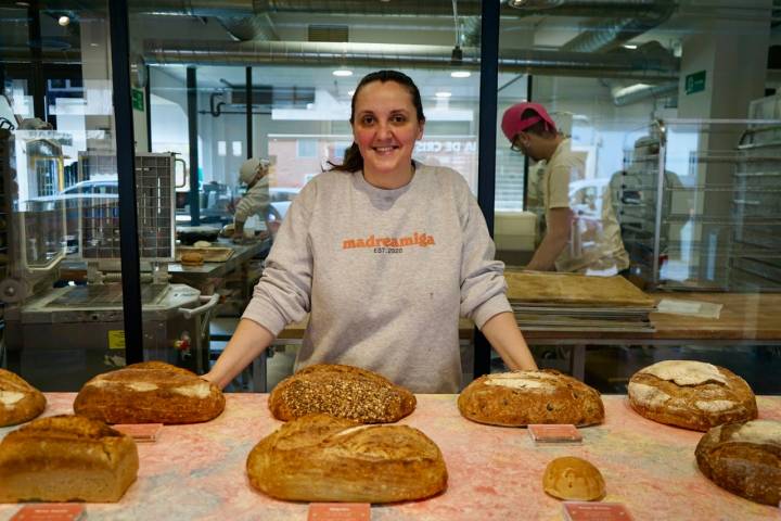 Begoña San Pedro, orgullosa de los panes de 'Madreamiga'.