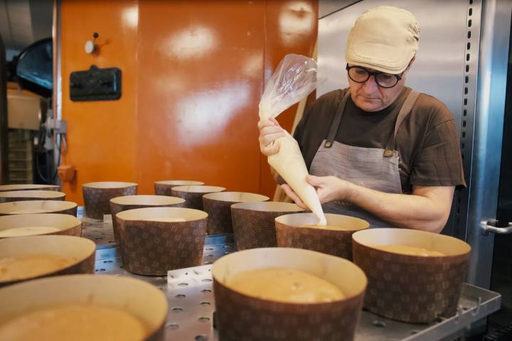 Carlos bañando la masa del panettone.