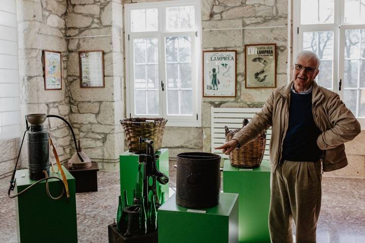 Guillermo muestra aparejos del vino en el Centro de Interpretación.