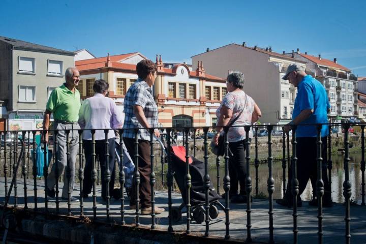 Toca volver a casa cruzando el puente sobre la ría, con el mercado construido en los años 50 al fondo.