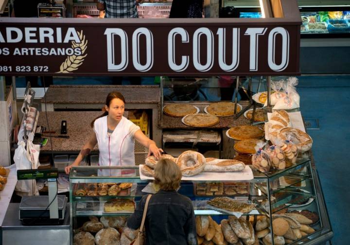 Frenética actividad en la panadería 'Do Couto'.