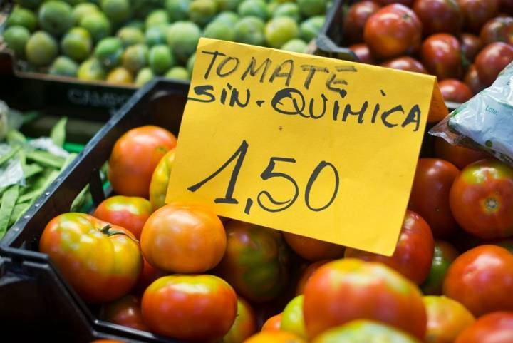 Tomates sin trampa ni cartón procedentes de pequeñas huertas de aldea.