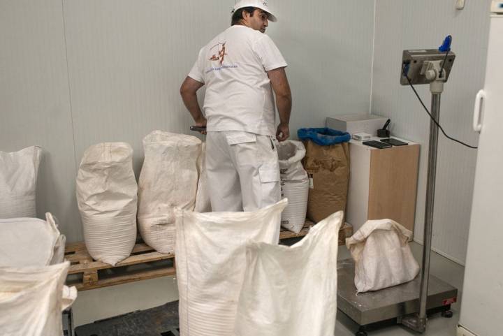 Juanma se prepara para pesar los ingredientes. Sólo él mira la báscula