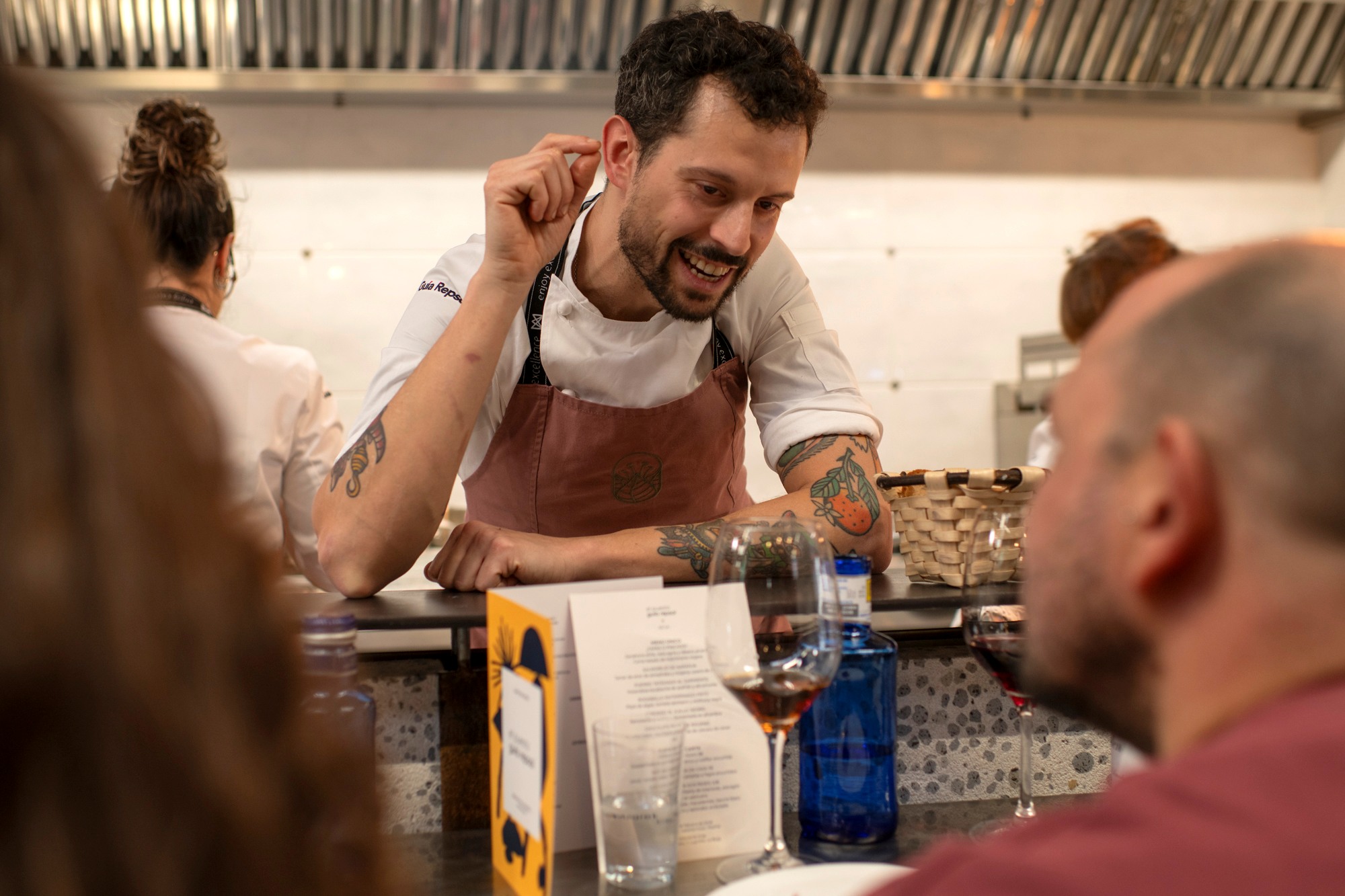 Rodrigo explica el plato a los clientes sentados en la barra.