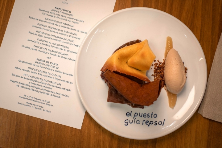 Chocolate picante riojano,.Ciruelas pasas, mucílago y helado de cáscara de coco.