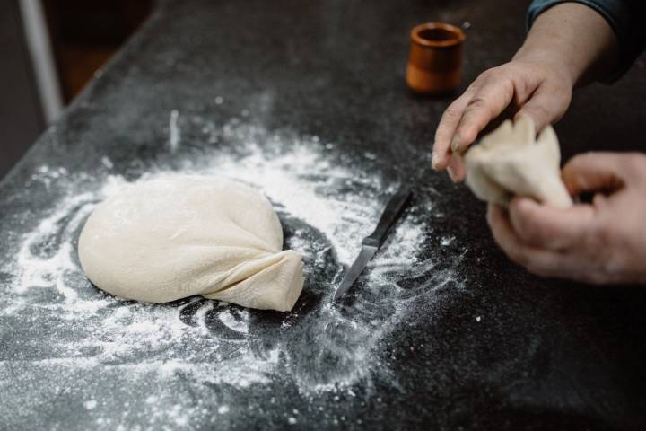 Cortando pedacitos de masa para estirar con el rodillo.